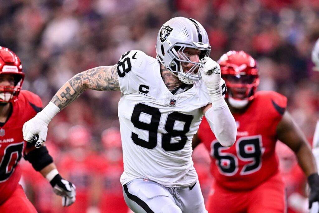 Maxx Crosby em ação contra o Houston Texans
