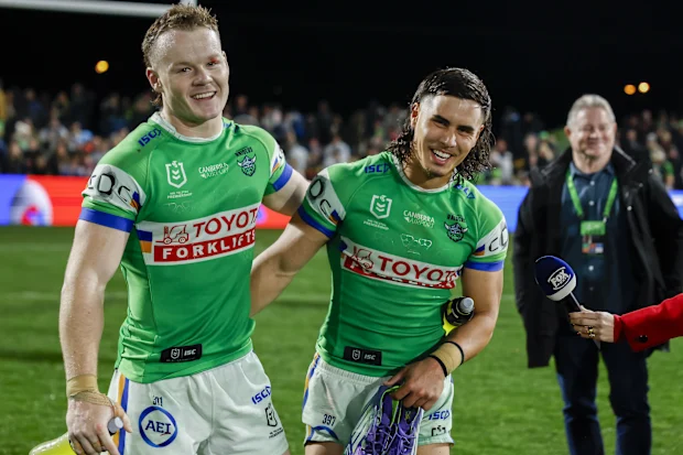 MUDGEE, AUSTRÁLIA - 22 DE AGOSTO: Ethan Strange e Kaeo Weekes dos Raiders comemoram a vitória durante a partida da rodada 25 da NRL entre Penrith Panthers e Canberra Raiders no Glen Willow Sporting Complex, em 22 de agosto de 2025, em Mudgee, Austrália. (Foto de Mark Evans/Getty Images)