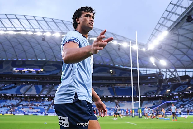 Joseph-Aukuso Suaalii dos Waratahs gesticula para os fãs.