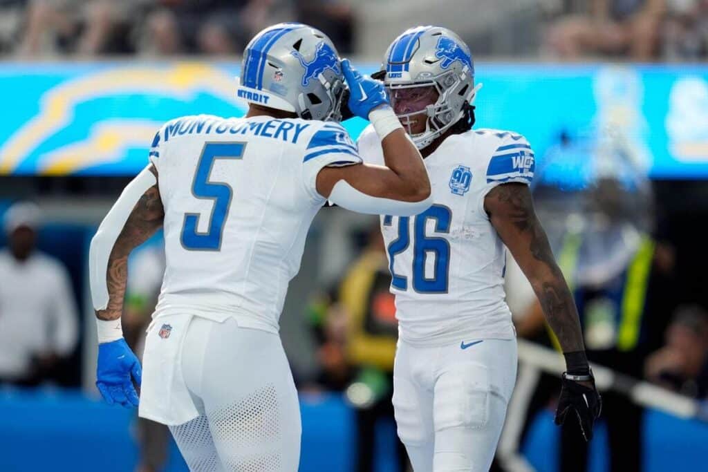 Jahmyr Gibbs e David Montgomery comemoram um touchdown pelo Detroit Lions.