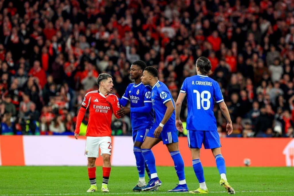 Kylian Mbappé e Eduardo Camavinga enfrentam Gianluca Prestianni, do Benfica