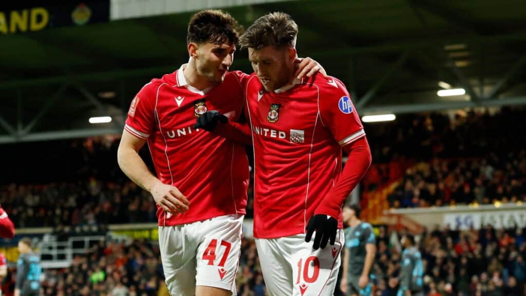 Josh Windass, do Wrexham, comemora gol contra o Ipswich Town