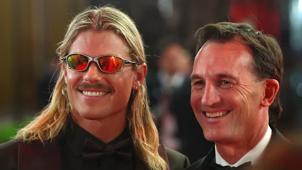 Bailey Smith dos Cats e Andrew Dillon, CEO da AFL são vistos durante a Medalha Brownlow de 2025 