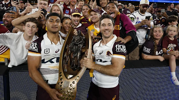 Josiah Karapani e Ben Hunt, do Broncos, comemoram com o troféu da premiership.