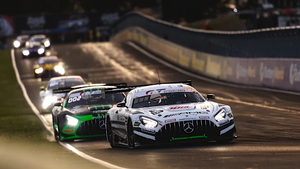 #77 Maximilian Götz, Ralf Aron e Lucas Auer pilotos da Mercedes-AMG Team Craft Bamboo Racing Mercedes-AMG GT3 EVO durante as 12 horas de Bathurst em Mount Panorama em 15 de fevereiro de 2026 em Bathurst, Austrália. (Foto de Daniel Kalisz/Getty Images)