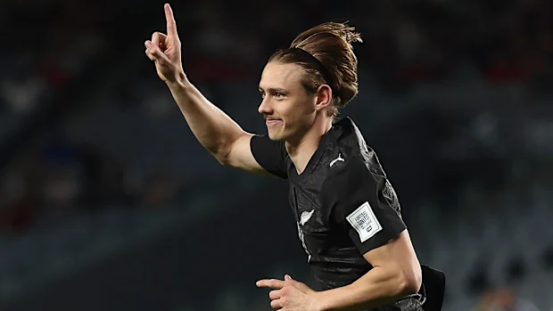 Ben Waine, da Nova Zelândia, comemora o quarto gol de seu time.