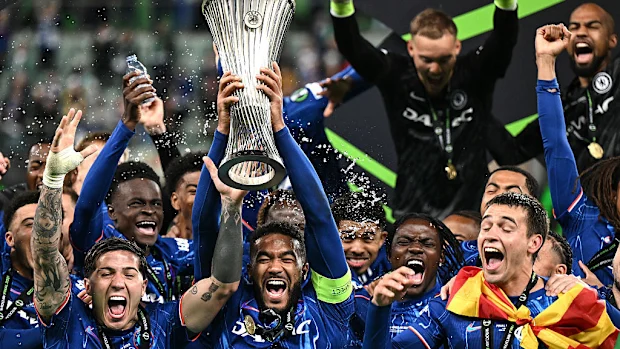 O Chelsea comemora com o troféu no final da final da UEFA Conference League.