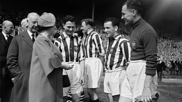 Elizabeth, a rainha-mãe, conhece os jogadores do West Bromwich Albion antes da final da FA Cup de 1954.