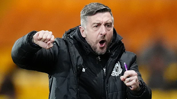 O técnico do Port Vale, Jon Brady, durante a partida da quarta rodada da FA Cup em Vale Park.