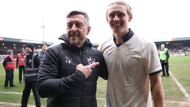 Jon Brady e Ben Waine de Port Vale após vencer o Sunderland.