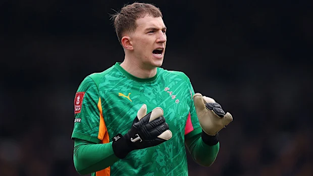 Joe Gauci, de Port Vale, observa.