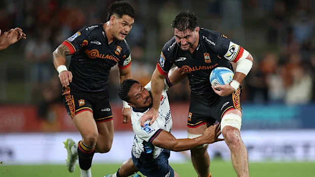 Luke Jacobson, do Chiefs, avança.