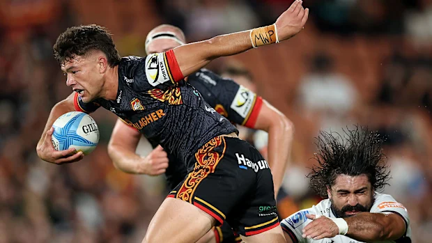 Kyren Taumoefolau, do Chiefs, faz uma pausa.