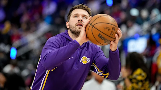 Luka Doncic #77 do Los Angeles Lakers chuta a bola enquanto se aquece antes do jogo contra o Detroit Pistons na Little Caesars Arena em 23 de março de 2026 em Detroit, Michigan.