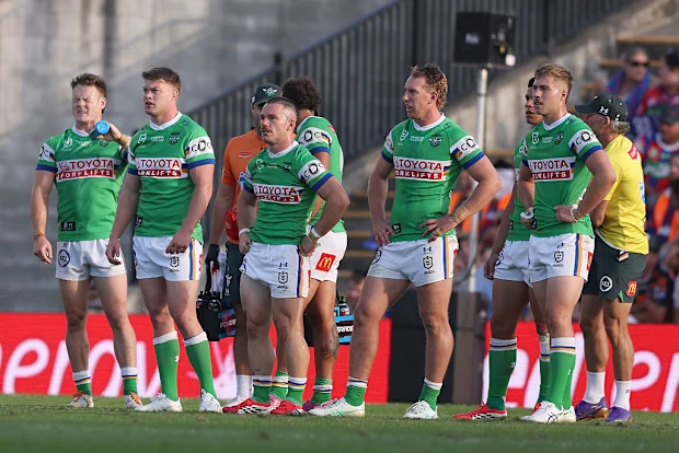 Os jogadores dos Raiders reagem a uma tentativa dos Knights.