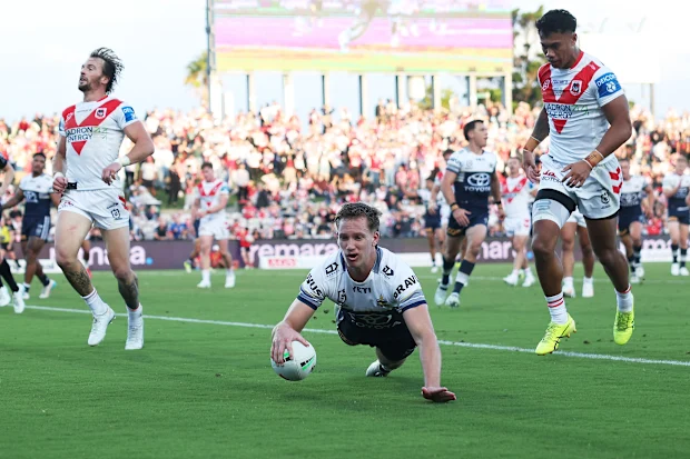 SYDNEY, AUSTRÁLIA - 04 DE ABRIL: Jaxon Purdue dos Cowboys marca um try durante a partida da quinta rodada da NRL entre St George Illawarra Dragons e North Queensland Cowboys no UOW Jubilee Oval, em 04 de abril de 2026, em Sydney, Austrália. (Foto de Mark Metcalfe/Getty Images)