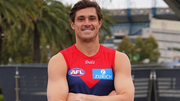 Jack Steele de vermelho e azul.