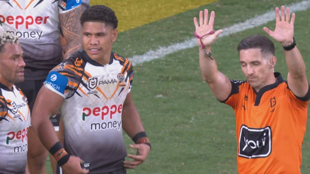 Luke Laulilii é enviado para a lixeira.