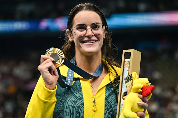Paris, França - 30 de julho de 2024; A medalhista de ouro dos 100m costas femininos Kaylee McKeown, do Team Australia, durante a cerimônia de premiação na Paris La Défense Arena durante os Jogos Olímpicos de Verão de 2024 em Paris, França. (Foto de David Fitzgerald/Sportsfile via Getty Images)