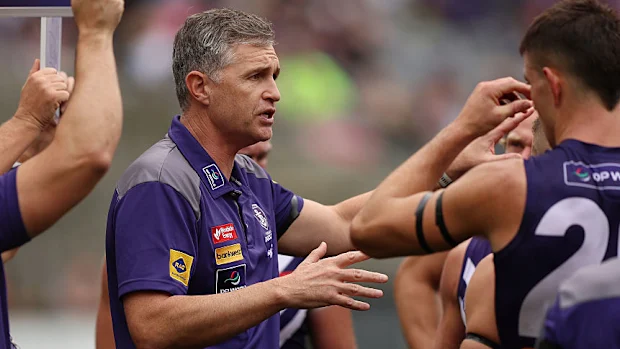 Justin Longmuir fala com os Dockers.