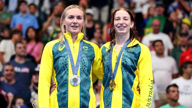A medalhista de prata Ariarne Titmus (à esquerda) e a medalha de ouro Mollie O'Callaghan após a final dos 200m livres nas Olimpíadas de Paris 2024.