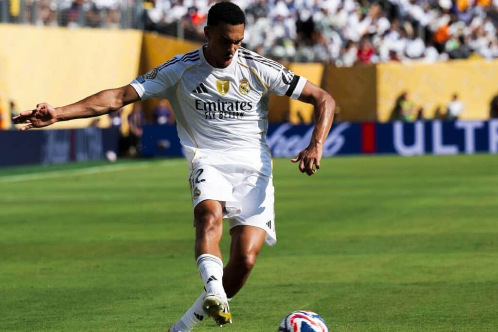 O jogador de futebol Trent Alexander-Arnold jogando pelo Real Madrid Football Club