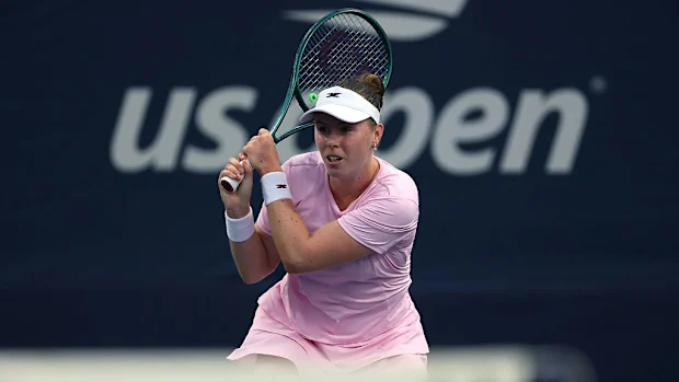 Talia Gibson, da Austrália, devolve um chute contra Magdalena Frech, da Polônia.