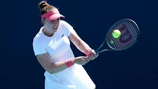 Talia Gibson, da Austrália, devolve um chute para Iva Jovic, dos Estados Unidos.