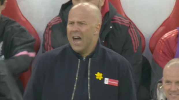 Arne Slot à margem.