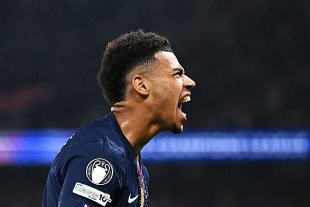 Desire Doue, do Paris Saint-Germain, comemora o primeiro gol de seu time.