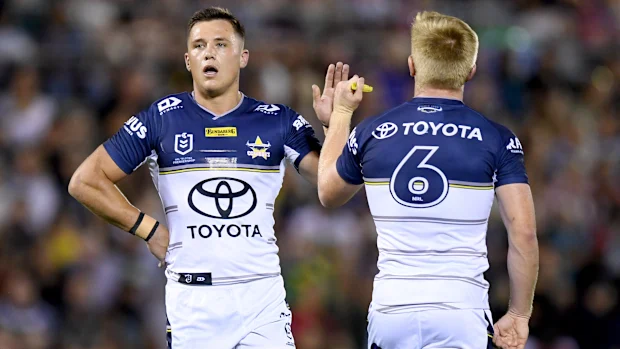 Scott Drinkwater e Tom Dearden do North Queensland Cowboys em ação.