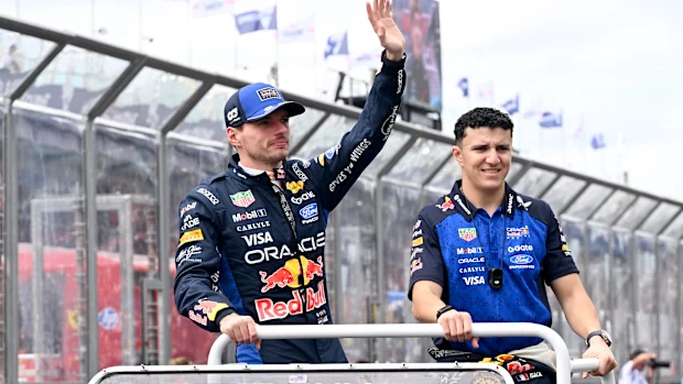 Max Verstappen da Holanda e Oracle Red Bull Racing e Isack Hadjar da França e Oracle Red Bull Racing.