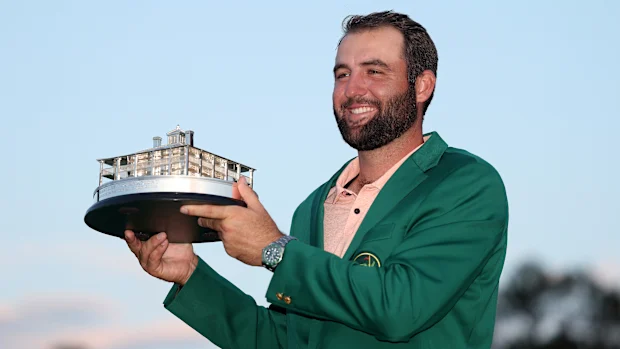 Scottie Scheffler, dos Estados Unidos, posa com o troféu Masters após vencer o Torneio Masters de 2024 no Augusta National Golf Club em 14 de abril de 2024 em Augusta, Geórgia. (Foto de Warren Little/Getty Images)