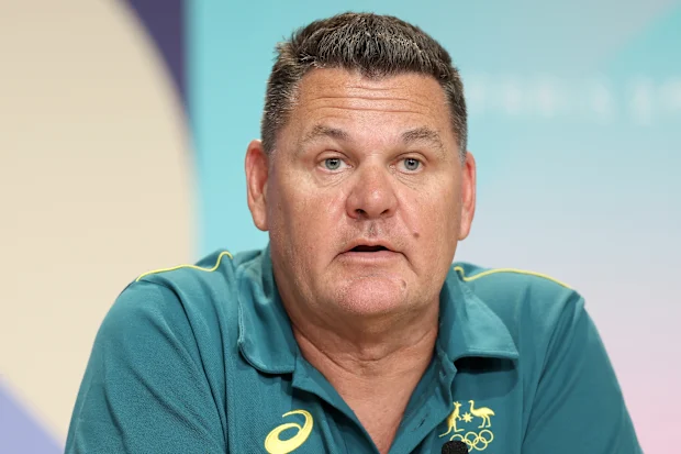 PARIS, FRANÇA - 25 DE JULHO: Rohan Taylor, treinador principal da equipe australiana, fala à mídia durante uma coletiva de imprensa de natação da equipe australiana no principal centro de imprensa antes dos Jogos Olímpicos de Paris 2024 em 25 de julho de 2024 em Paris, França. (Foto de Lintao Zhang/Getty Images)