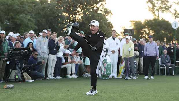 O titular honorário Gary Player da África do Sul reage após sua tacada no primeiro tee durante a primeira rodada do Torneio Masters de 2026 no Augusta National Golf Club em 9 de abril de 2026 em Augusta, Geórgia. (Foto de Andrew Redington/Getty Images)