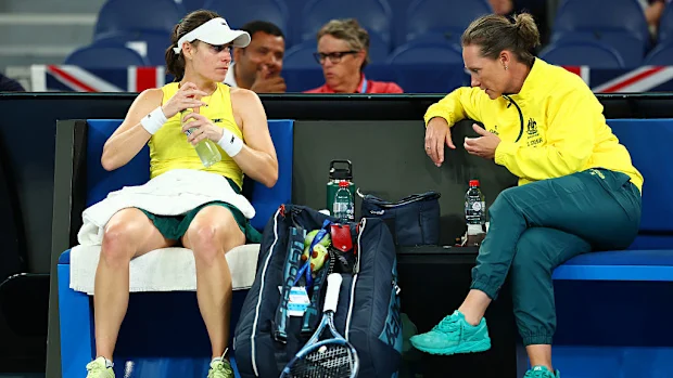 Kimberly Birrell, da Austrália, fala com Samantha Stosur.