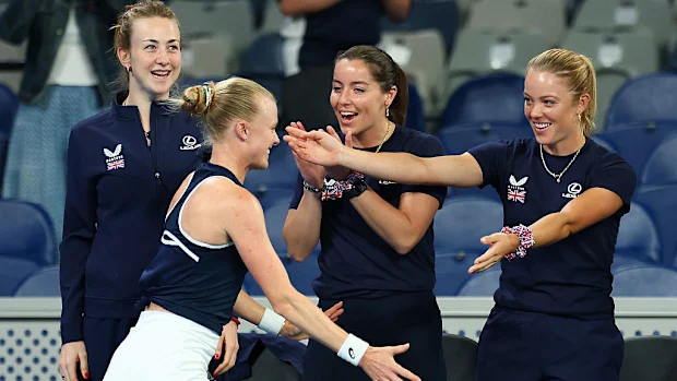 Harriet Dart, da Grã-Bretanha, é parabenizada pelos companheiros de equipe.