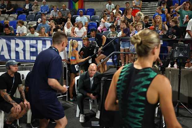 SYDNEY, AUSTRÁLIA - 10 DE ABRIL: Jessica Hull, de Nova Gales do Sul, fala com seu treinador e pai Simon Hull enquanto Claudia Hollingsworth, de Victoria, passa após a final dos 1.500 m femininos durante o Campeonato Australiano de Atletismo de 2026 no Sydney Olympic Park Athletic Centre em 10 de abril de 2026 em Sydney, Austrália. (Foto de Cameron Spencer/Getty Images)