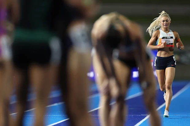 SYDNEY, AUSTRÁLIA - 10 DE ABRIL: Jessica Hull, de Nova Gales do Sul, cruza a linha de chegada por último depois de cair durante a final dos 1500m femininos durante o Campeonato Australiano de Atletismo de 2026 no Centro Atlético do Parque Olímpico de Sydney em 10 de abril de 2026 em Sydney, Austrália. (Foto de Cameron Spencer/Getty Images)
