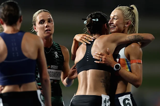 SYDNEY, AUSTRÁLIA - 10 DE ABRIL: Jessica Hull, de Nova Gales do Sul, é abraçada por Jaylah Hancock-Cameron após a final feminina dos 1.500 m durante o Campeonato Australiano de Atletismo de 2026 no Centro Atlético do Parque Olímpico de Sydney em 10 de abril de 2026 em Sydney, Austrália. (Foto de Cameron Spencer/Getty Images)