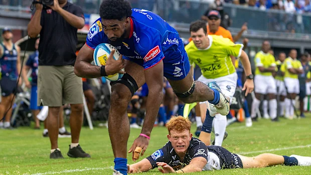 Etonia Waqa, do Drua de Fiji, marca um try durante a quinta rodada da partida do Super Rugby.