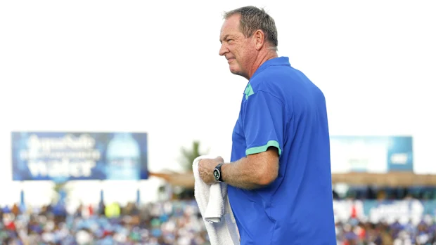 Mick Byrne, do Fijian Drua, observa o ANZ Stadium.