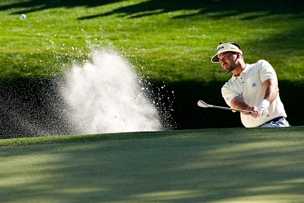 Jason Day, da Austrália, rebate do bunker no buraco 16 durante a segunda rodada do torneio Masters de golfe no Augusta National Golf Club, sexta-feira, 10 de abril de 2026, em Augusta, Geórgia.
