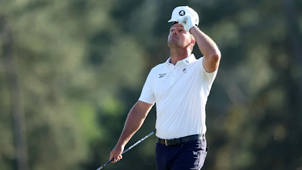 Bryson DeChambeau, dos Estados Unidos, reage no 18º green durante a segunda rodada do Torneio Masters de 2026 no Augusta National Golf Club em 10 de abril de 2026 em Augusta, Geórgia. (Foto de Andrew Redington/Getty Images)