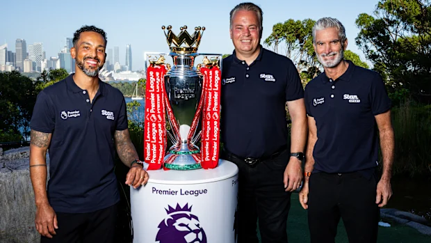Theo Walcott, Mark Bosnich e Craig Foster com o troféu da Premier League.