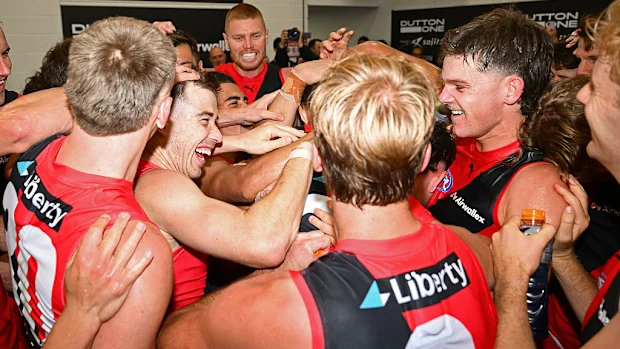 Os Bombers comemoram a vitória na quinta rodada da AFL.