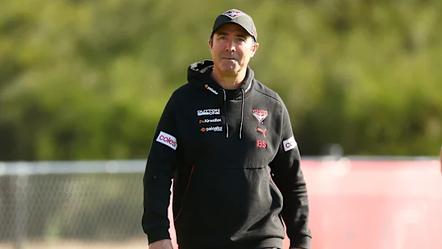 O técnico do Essendon, Brad Scott, em treinamento.