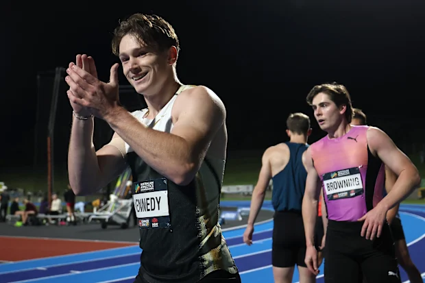 SYDNEY, AUSTRÁLIA - 11 DE ABRIL: Lachlan Kennedy de Queensland comemora após vencer a final dos 100m masculinos durante o Campeonato Australiano de Atletismo de 2026 no Centro Atlético do Parque Olímpico de Sydney em 11 de abril de 2026 em Sydney, Austrália. (Foto de Cameron Spencer/Getty Images)