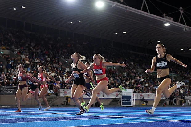 SYDNEY, AUSTRÁLIA - 11 DE ABRIL: Chloe Mannix-Power de Queensland e Georgia Harris de Queensland competem na final dos 100m femininos durante o Campeonato Australiano de Atletismo de 2026 no Centro Atlético do Parque Olímpico de Sydney em 11 de abril de 2026 em Sydney, Austrália. (Foto de Cameron Spencer/Getty Images)