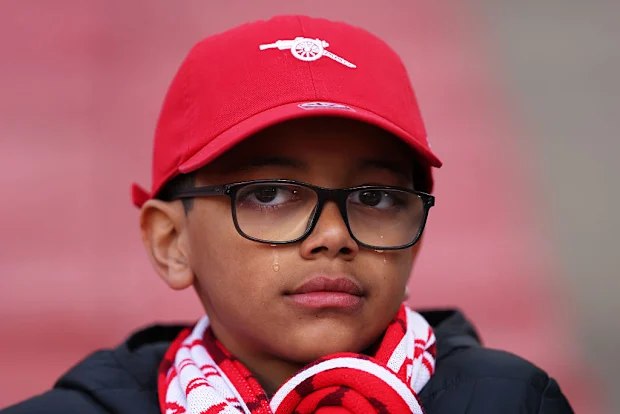 Um jovem torcedor do Arsenal chora após a derrota do time.